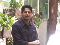 Sidharth Malhotra gets clicked in the city by paps