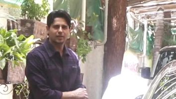 Sidharth Malhotra gets clicked in the city by paps
