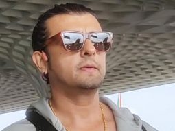 Sonu Nigam strikes a pose for paps at the airport