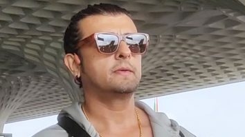 Sonu Nigam strikes a pose for paps at the airport