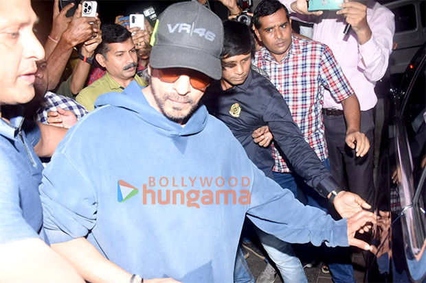 Shah Rukh Khan makes appearance at Mumbai airport, shuts down claims of surgery in the US