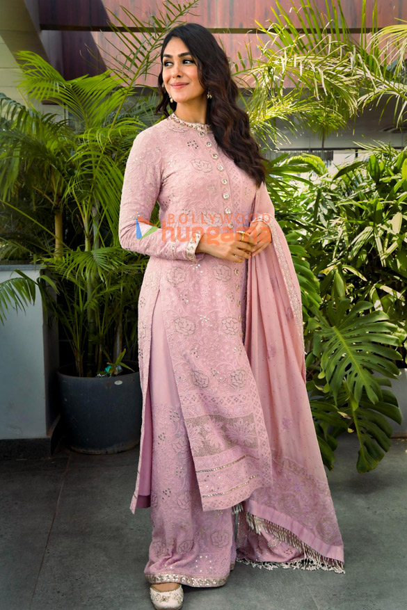 mrunal thakur 2 143