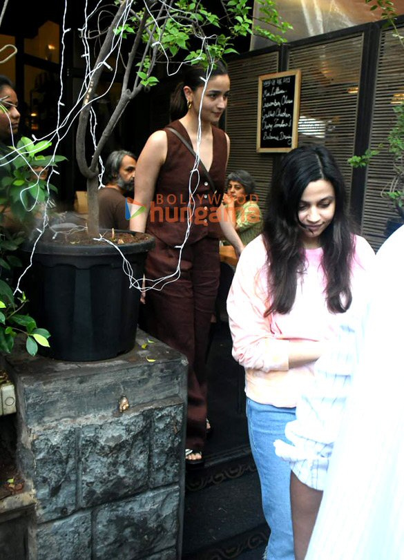 Photos: Alia Bhatt and Shaheen Bhatt snapped in Bandra Photos: Alia Bhatt and Shaheen Bhatt snapped in Bandra
