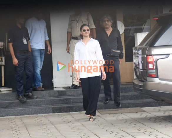 photos alia bhatt snapped at kalina airport 3