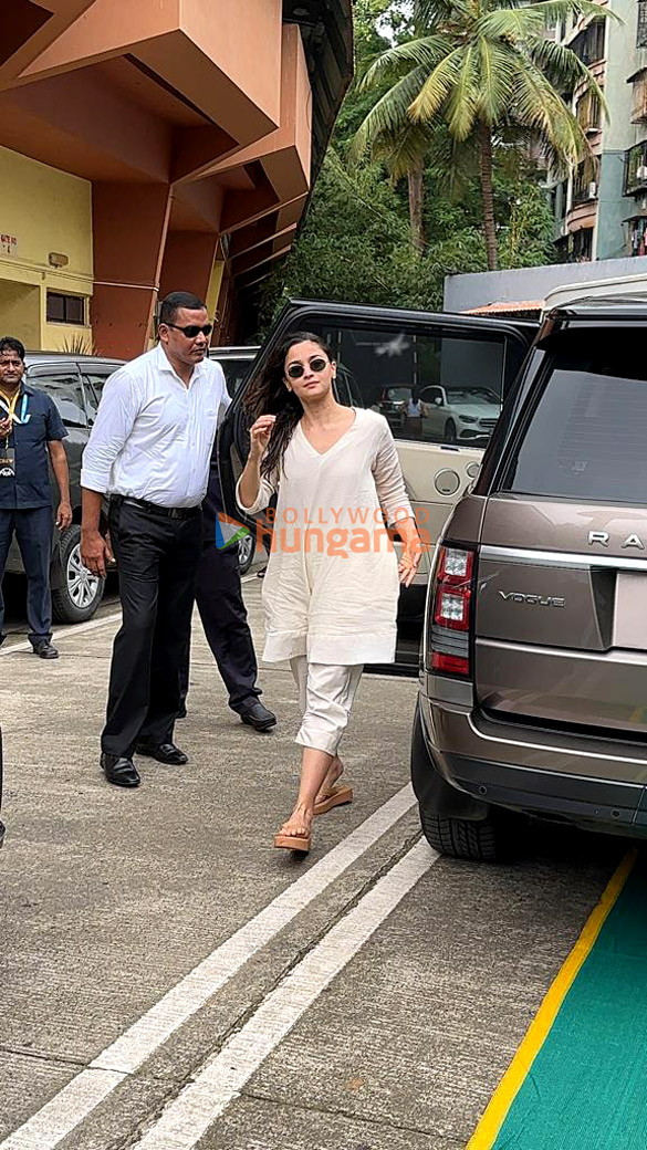 photos alia bhatt snapped in andheri 3