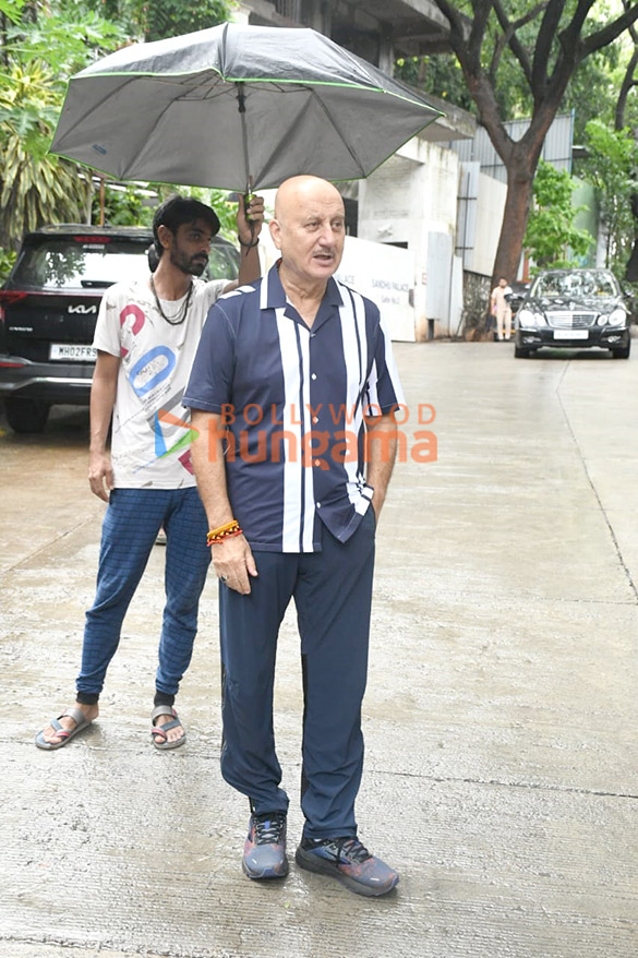 photos anupam kher snapped outside kangana ranauts office 4
