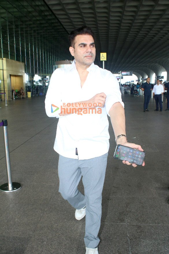 photos athiya shetty arbaaz khan and others snapped at the airport 6