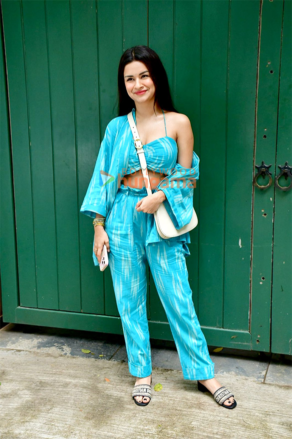 photos avneet kaur snapped at kangana ranauts office in bandra 3