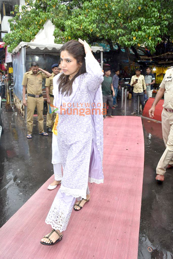 photos bhumi pednekar and samiksha pednekar visit siddhivinayak temple 4