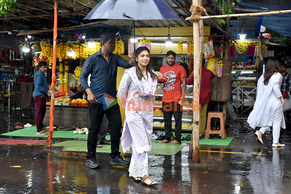 photos bhumi pednekar and samiksha pednekar visit siddhivinayak temple 5