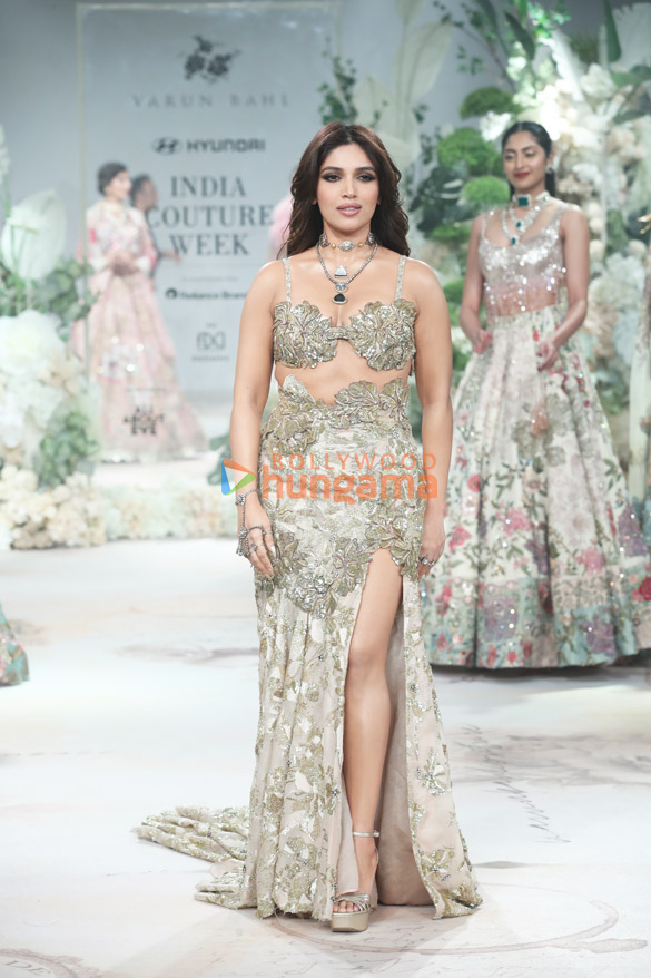 photos bhumi pednekar walks the ramp for fashion designer varun bahl during the india couture week in delhi 5