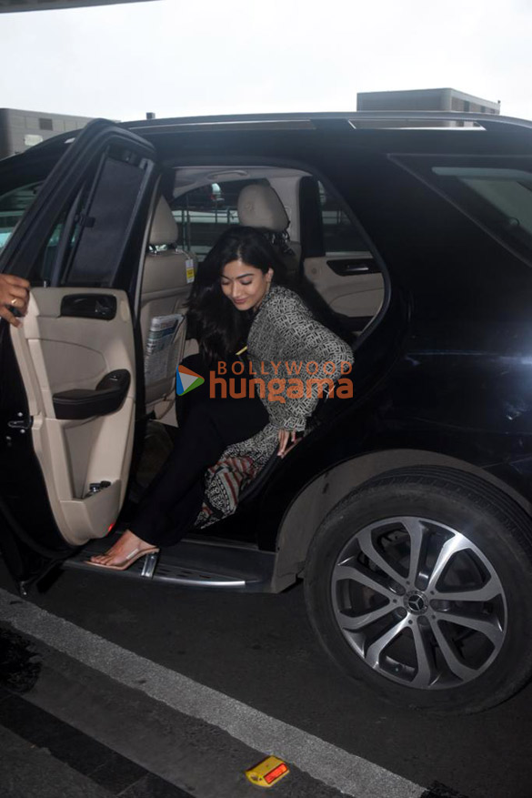 photos bipasha basu karan singh grover anupam kher and others snapped at the airport 4