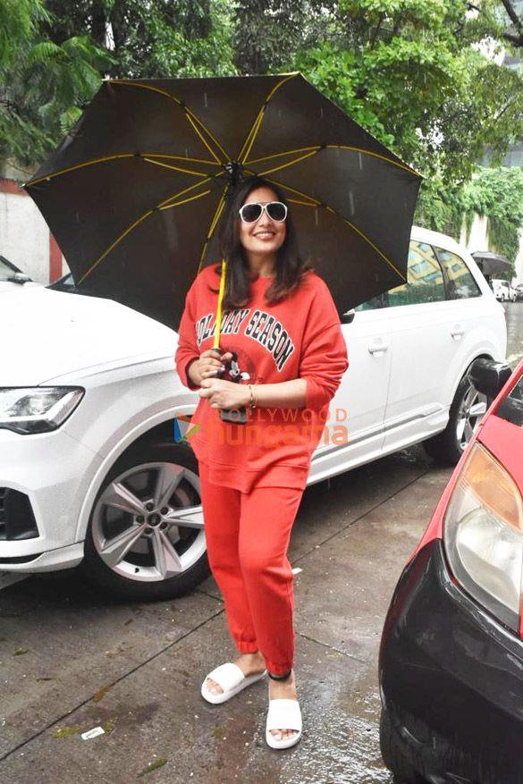 Photos: Bipasha Basu snapped at a salon in Bandra Photos: Bipasha Basu snapped at a salon in Bandra
