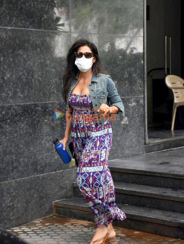 photos chitrangda singh snapped in santacruz 3