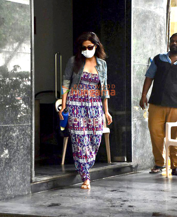 photos chitrangda singh snapped in santacruz 5