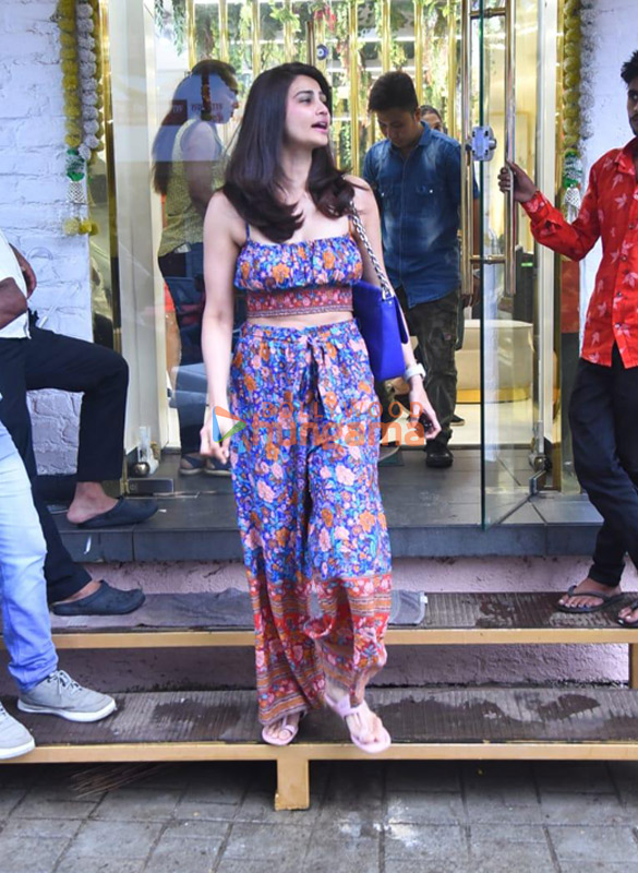photos daisy shah snapped outside a salon in bandra 4