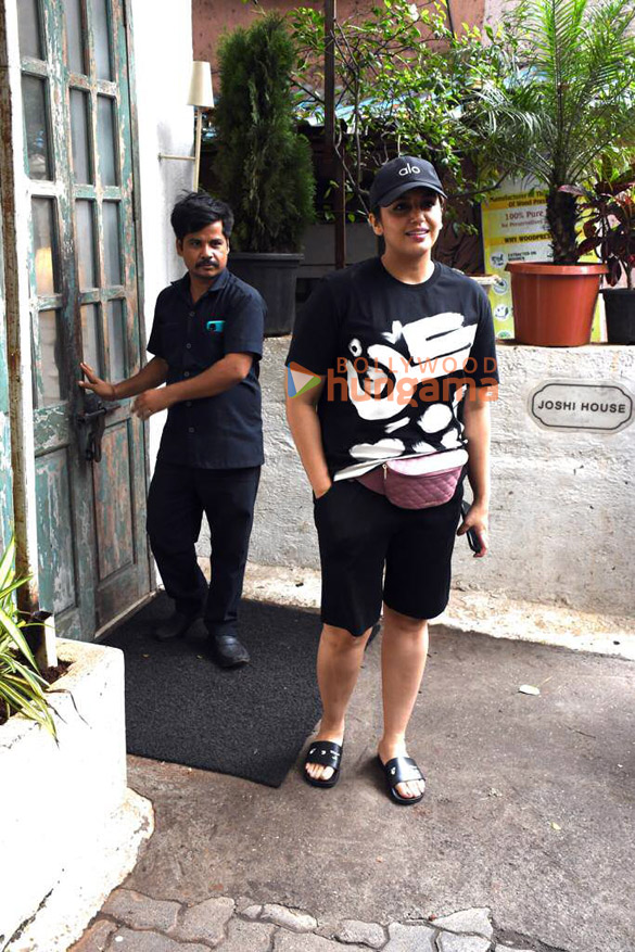 Photos: Huma Qureshi spotted outside a restaurant in Bandra Photos: Huma Qureshi spotted outside a restaurant in Bandra