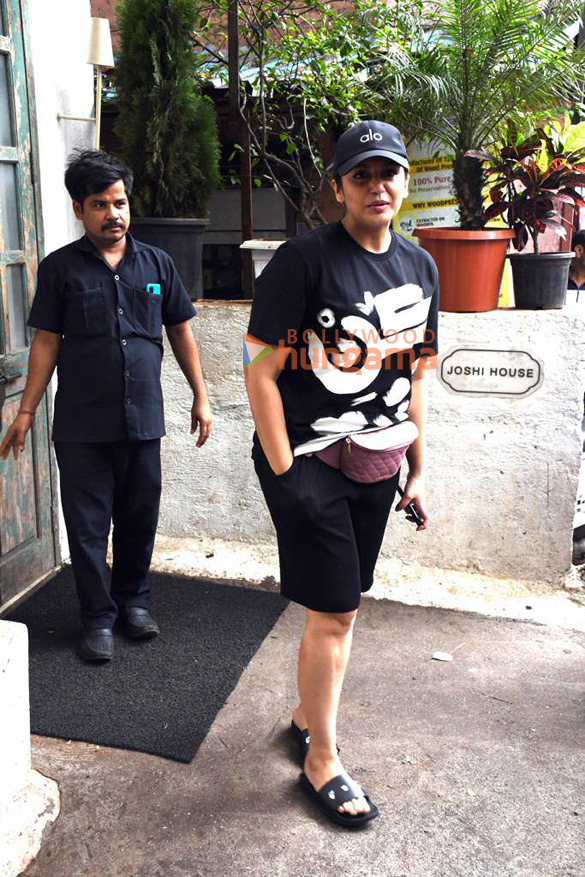 photos huma qureshi spotted outside a restaurant in bandra 2