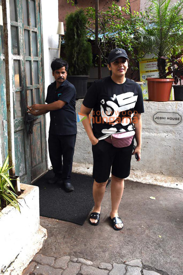 photos huma qureshi spotted outside a restaurant in bandra 4
