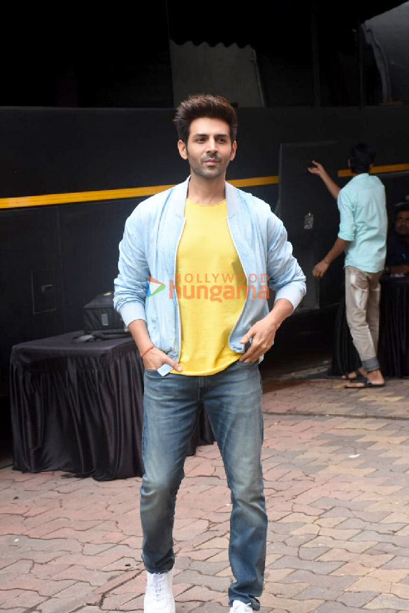 photos kartik aaryan snapped at a shoot location 4