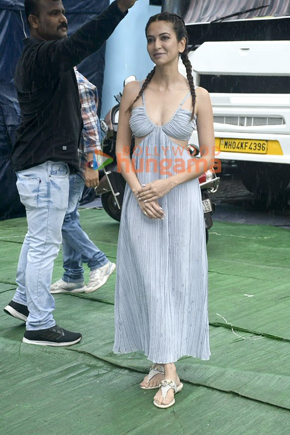 photos kriti kharbanda snapped in andheri 1 5