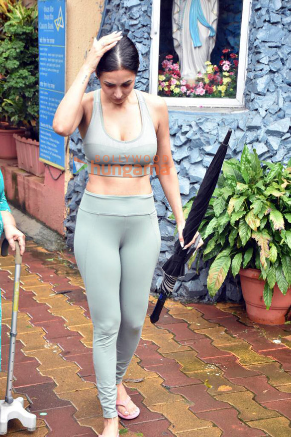 photos malaika arora snapped outside diva yoga in bandra 3 44