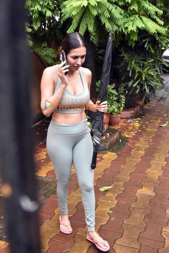 photos malaika arora snapped outside diva yoga in bandra 4 44