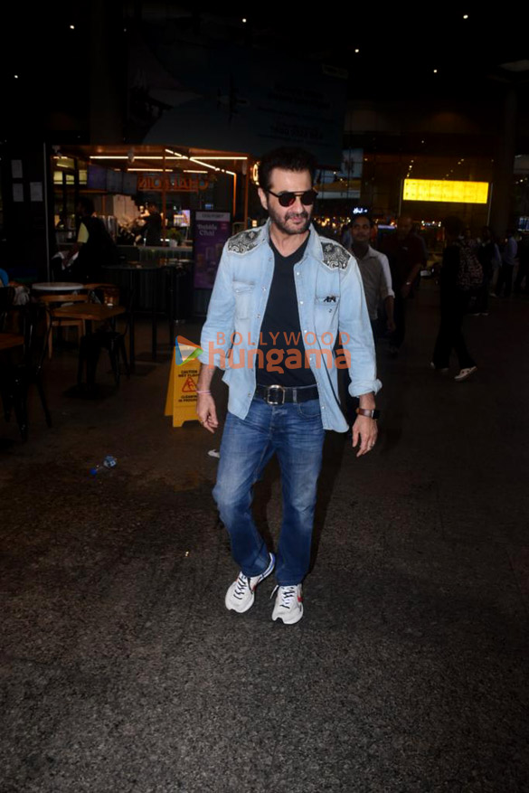 photos manushi chhillar rajkumar hirani and others snapped at the airport 4
