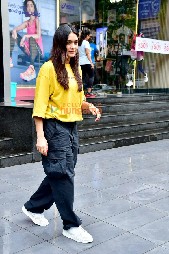 Photos: Mrunal Thakur spotted in Khar Photos: Mrunal Thakur spotted in Khar