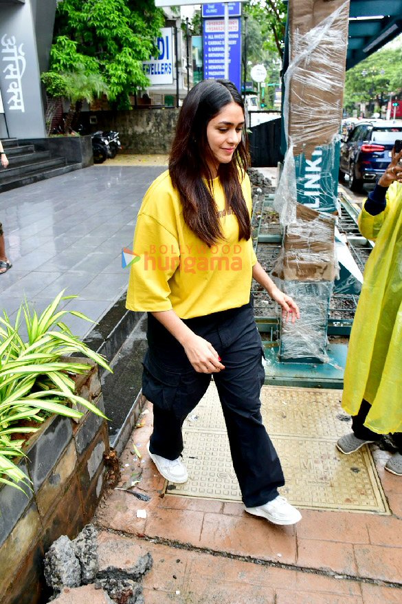 photos mrunal thakur spotted in khar 5