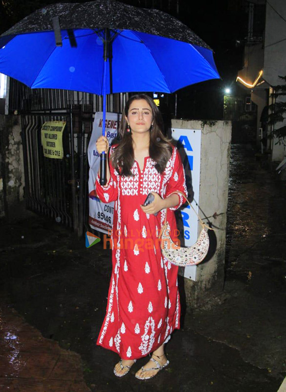 photos nupur sanon snapped outside a salon in juhu 3