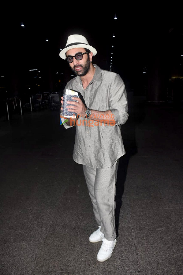 photos ranbir kapoor snapped at the airport 1 7