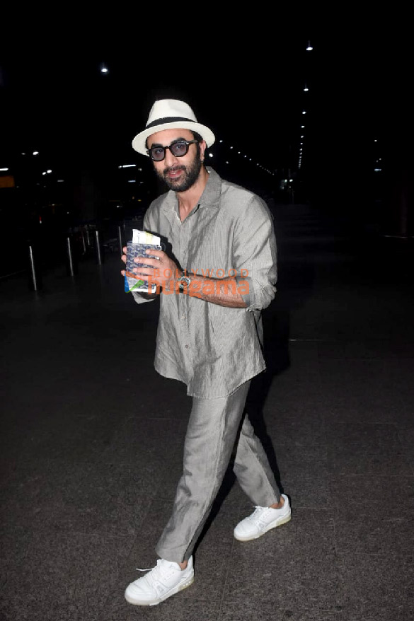 photos ranbir kapoor snapped at the airport 2 7