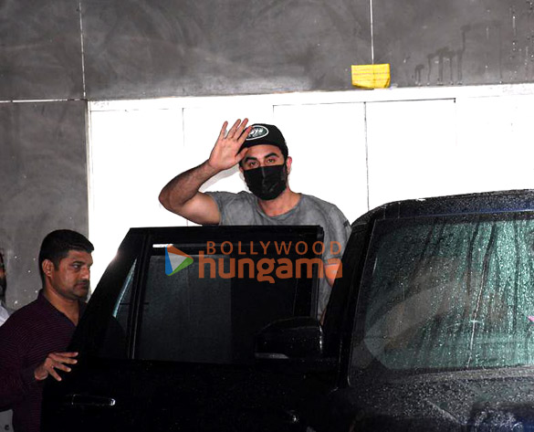 Photos: Ranbir Kapoor spotted at clinic in Khar Photos: Ranbir Kapoor spotted at clinic in Khar