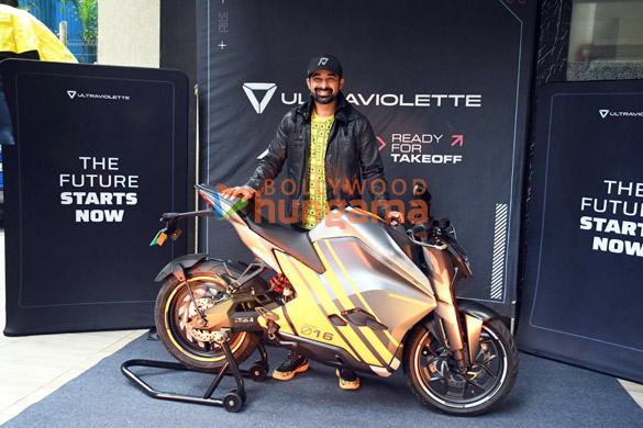 Photos: Rannvijay Singh was snapped while taking the delivery of the F77 electric superbike in Khar Photos: Rannvijay Singh was snapped while taking the delivery of the F77 electric superbike in Khar