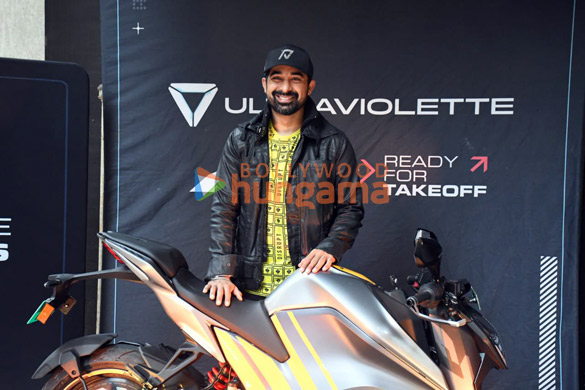 photos rannvijay singh was snapped while taking the delivery of the f77 electric superbike in khar 5