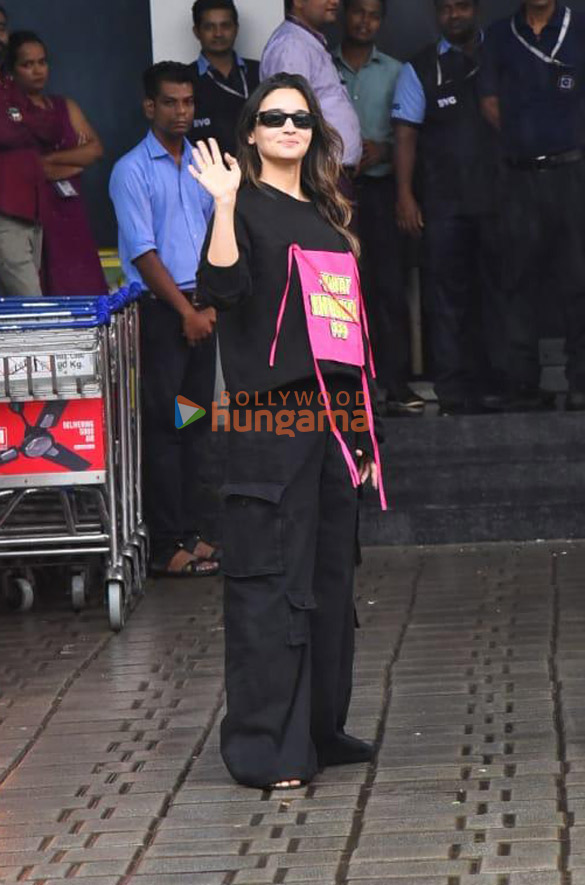 photos ranveer singh and alia bhatt return to mumbai after promoting rocky aur rani kii prem kahaani in jaipur and chandigarh 1