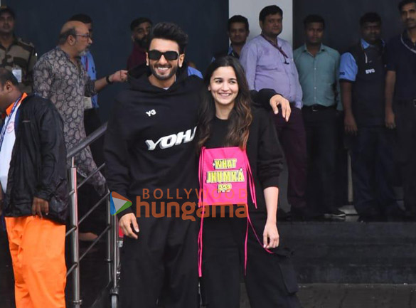 photos ranveer singh and alia bhatt return to mumbai after promoting rocky aur rani kii prem kahaani in jaipur and chandigarh 3