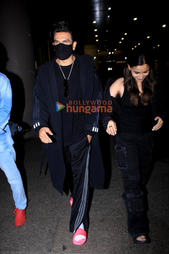 Photos: Ranveer Singh and Alia Bhatt snapped at the airport Photos: Ranveer Singh and Alia Bhatt snapped at the airport