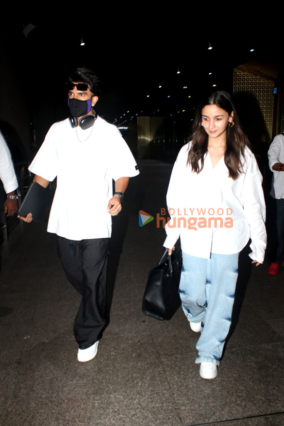 Photos: Ranveer Singh and Alia Bhatt snapped at the airport Photos: Ranveer Singh and Alia Bhatt snapped at the airport