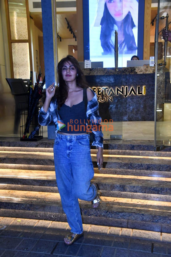 photos rhea chakraborty snapped at a salon in bandra 1 3