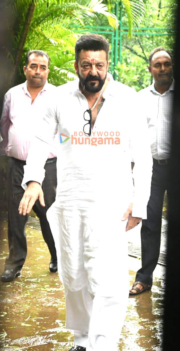 Photos: Sanjay Dutt spotted outside his residence with his fans while celebrating his birthday Photos: Sanjay Dutt spotted outside his residence with his fans while celebrating his birthday