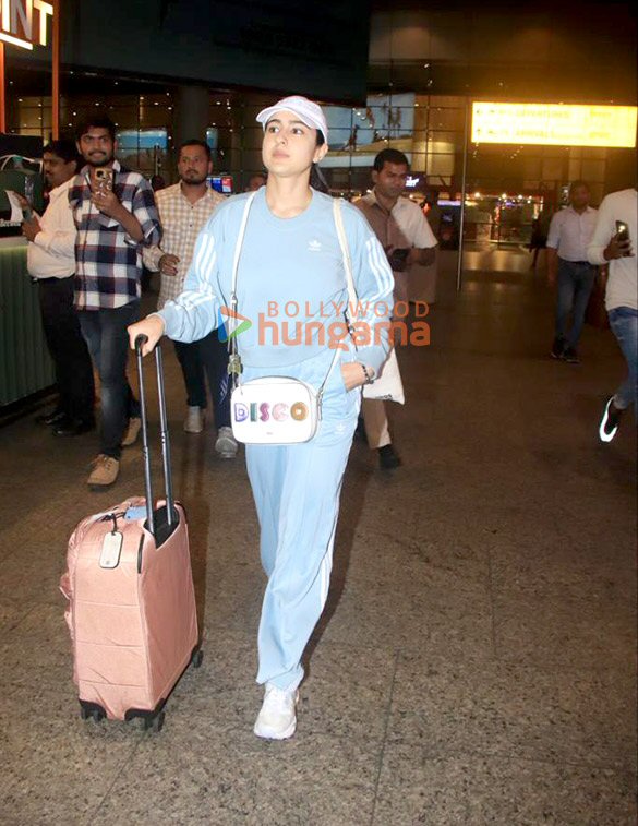 photos sara ali khan and malaika arora snapped at the airport 3 3