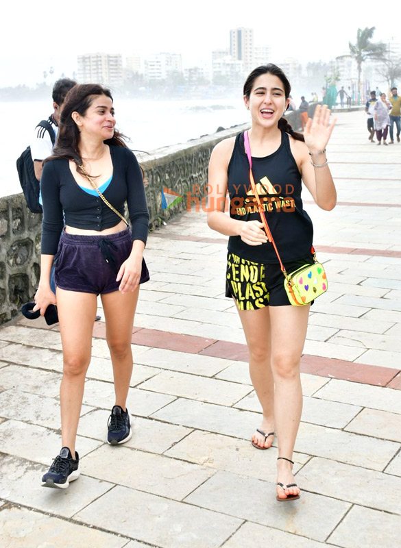 photos sara ali khan snapped at bandstand 3