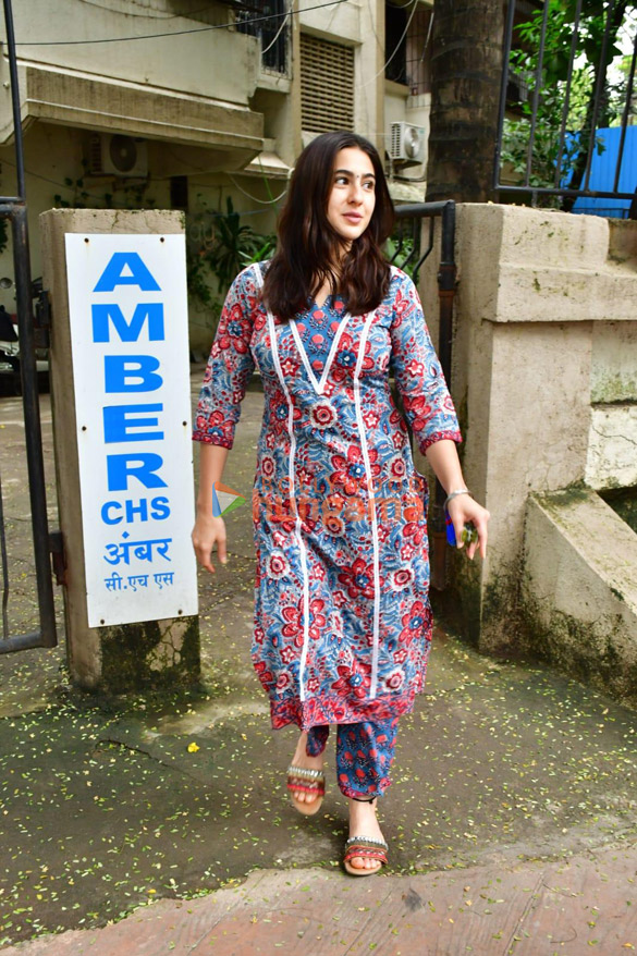 photos sara ali khan snapped at kromakay salon in juhu 112 3