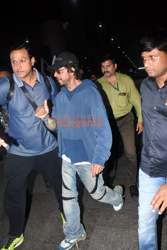 photos shah rukh khan gauri khan ranveer singh and others snapped at the airport 10