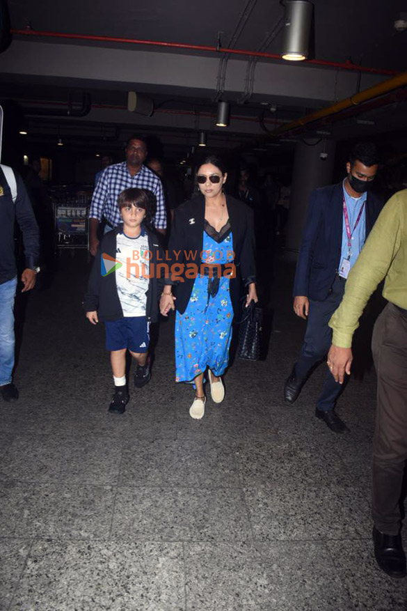 photos shah rukh khan gauri khan ranveer singh and others snapped at the airport 2