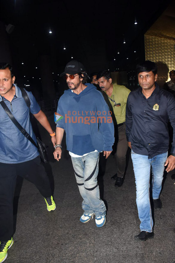 photos shah rukh khan gauri khan ranveer singh and others snapped at the airport 8