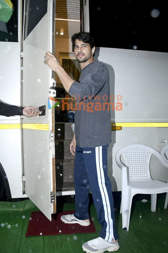 Photos: Sidharth Malhotra snapped in Andheri Photos: Sidharth Malhotra snapped in Andheri