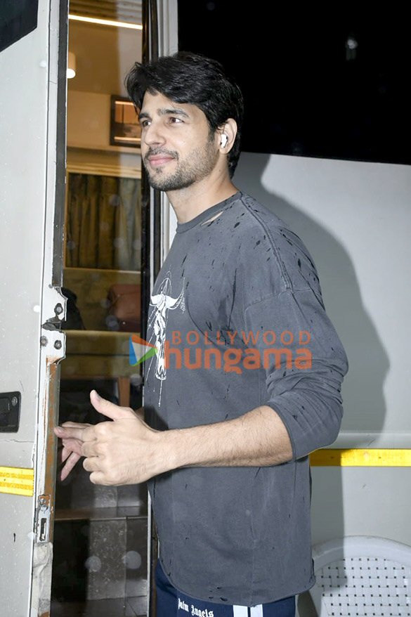 photos sidharth malhotra snapped in andheri 4